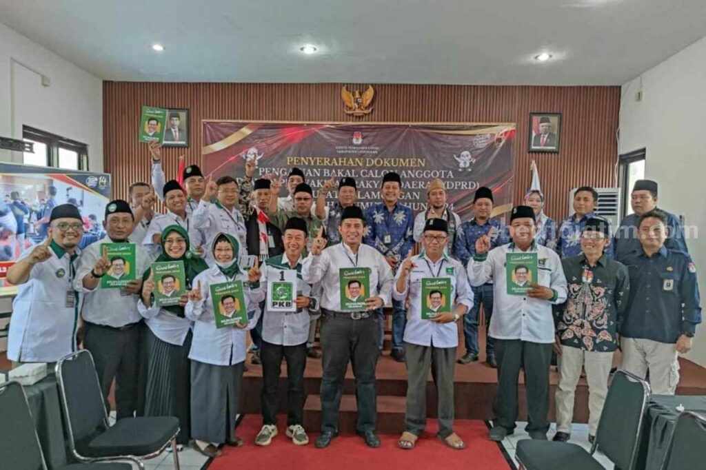 Para Bacaleg PKB saat melakukan pendaftaran ke Kantor KPU Lamongan (Foto: A. Thoriq Hidayatullah/beritajatim.com).
