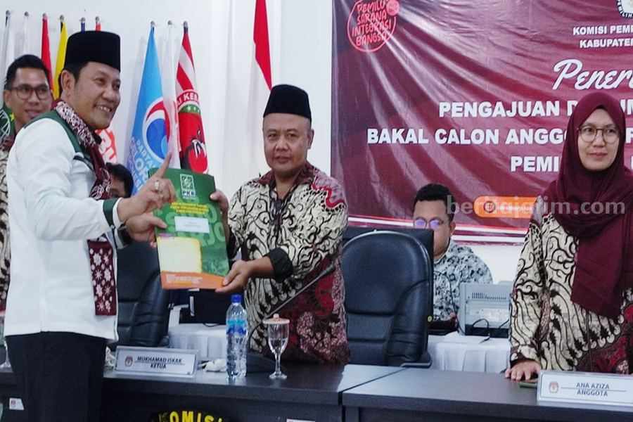 DPC PKB Sidoarjo Daftarkan Bacaleg di KPU Sidoarjo Ketua DPC PKB H. Subandi serahkan berkas bacaleg Pemilu 2024 ke Ketua KPU Sidoarjo