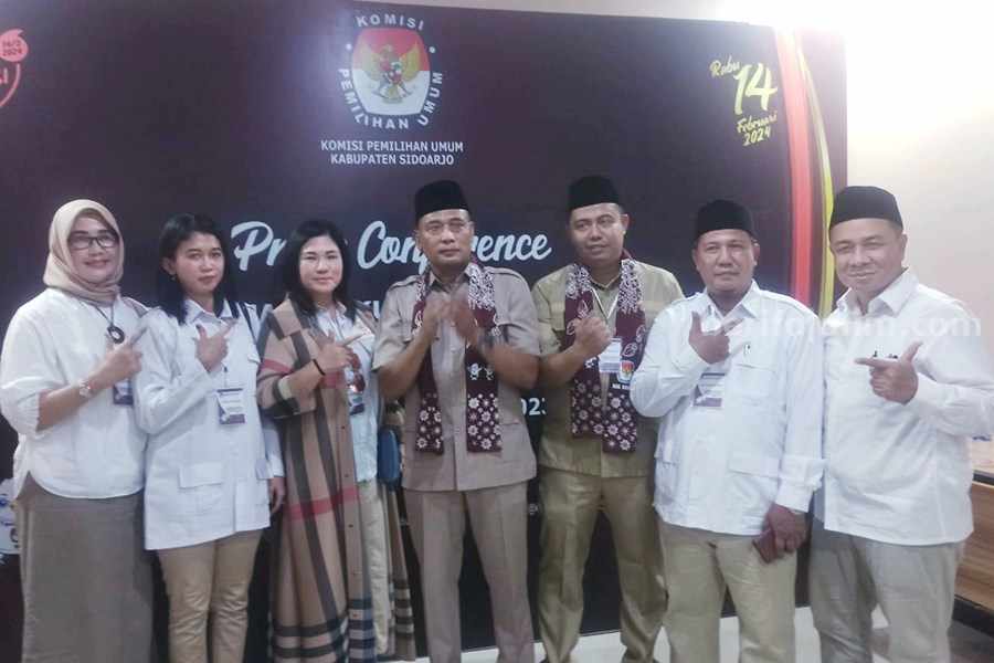 DPC Partai Gerindra Sidoarjo Daftarkan Bacalegnya di KPU Ketua DPC Partai Gerindra Sidoarjo M. Kayan dan Bacaleg Pemilu 2024