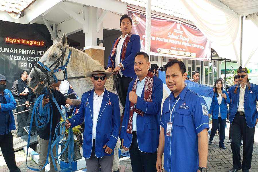 Ketua DPC Partai Demokrat Sidoarjo Zahlul Yussar dan pengurus tiba di KPU Sidoarjo dengan menaiki kuda