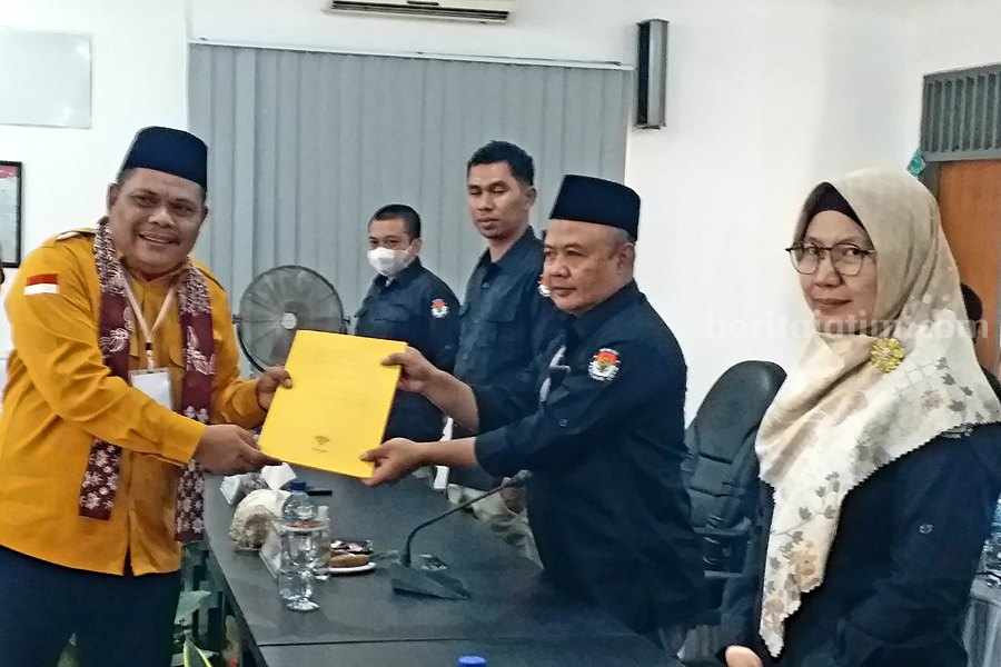Ketua DPC Partai Hanura Abdullah menyerahkan berkas kepada Ketua KPU Sidoarjo