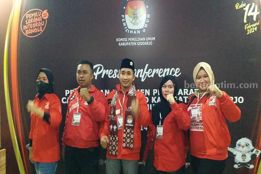 Ketua DPD PSI Sidoarjo Firmansyah dan pengurus PSI Sidoarjo