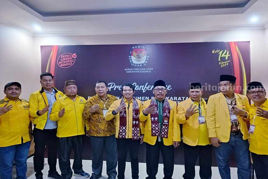 Ketua DPD Partai Golkar Adam Rusydi dan para anggota DPRD Sidoarjo dari Fraksi Golkar