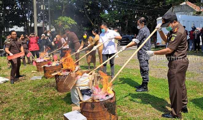 Kejari Kota Malang Bakar Barang Bukti Ganja Hingga Sabu