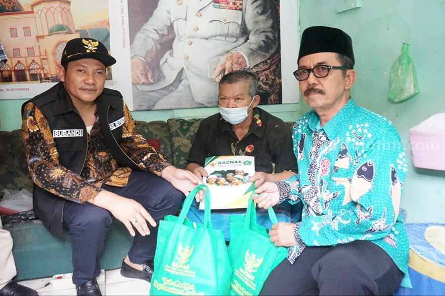 Wabup Sidoarjo Subandi Tilik Dua Warga yang Kesusahan Wabup Sidoarjo H. Subandi sambangi warga Bluru Sidoarjo yang sakit