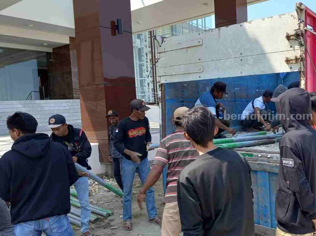 Masyarakat Desa Ngelo Kecamatan Margomulyo saat mengembalikan patok ukur tanah ke Kantor DPRD dan PU SDA Pemkab Bojonegoro.