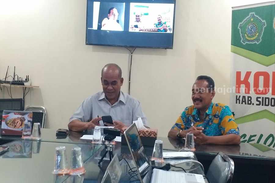 Ketua KONI Sidoarjo M Frangky Effendi tampak dalam layar zoom dan Pengurus KONI Sidoarjo di Kantor Sidoarjo