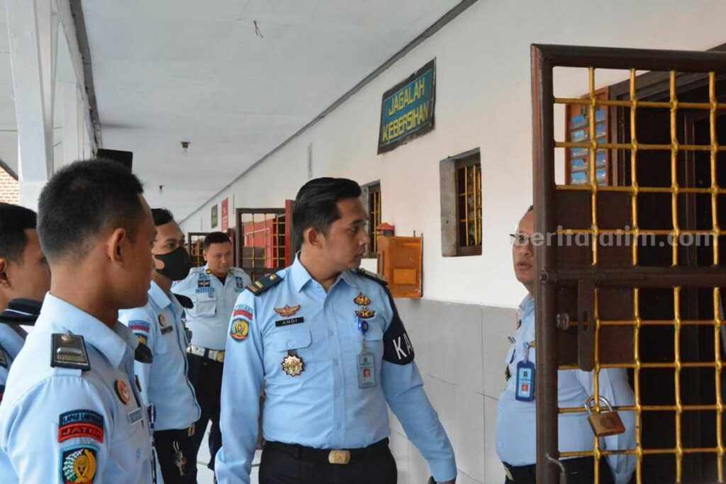 Penggeledahan terhadap kamar hunian WBP di Lapas Lamongan (Foto: A. Thoriq Hidayatullah/beritajatim.com)
