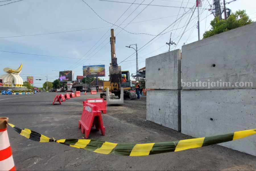 Aktivitas pembangunan MPP Ngawi di depan Pos Induk Lantas Kartonyono, Jumat (19/05/2023).