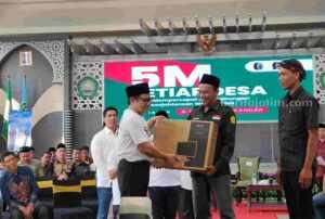 Pemberian apresiasi oleh Cak Imin kepada perwakilan desa cerdas (Foto: Dani Alifian/beritajatim.com) Pemberian apresiasi oleh Cak Imin kepada perwakilan desa cerdas (Foto: Dani Alifian/beritajatim.com)