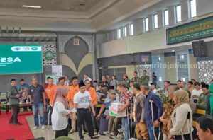 Gus Muhaimin berikan tali asih pada penyandang disabilitas (Foto: Dani Alifian/beritajatim.com) Gus Muhaimin berikan tali asih pada penyandang disabilitas (Foto: Dani Alifian/beritajatim.com)