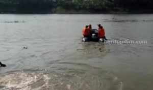 Tim gabungan saat melakukan pencarian korban yang nekat menceburkan diri ke sungai Bengawan Solo, Lamongan (Foto/ist).