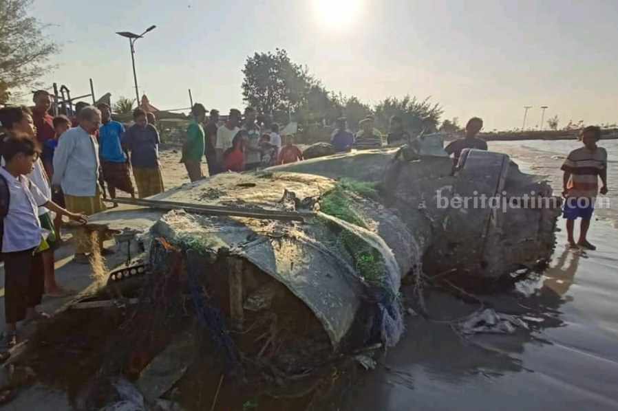 Bangkai pesawat yang ditemukan nelayan di Lamongan.