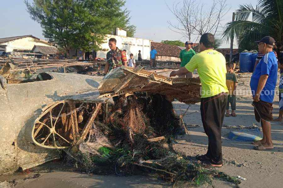 Nelayan Lamongan Temukan Bangkai Pesawat, Begini Penjelasan Pegiat Sejarah Nelayan Lamongan Temukan Puing Pesawat di Dasar Laut, Diduga Sisa Perang Dunia II. (Sumber foto: Thoriq/beritajatim.com)