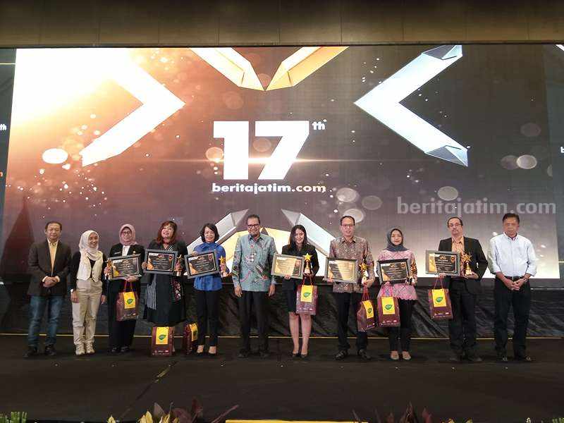 Penyerahan penghargaan Jatim PR Award Kategori Pendidikan Tinggi