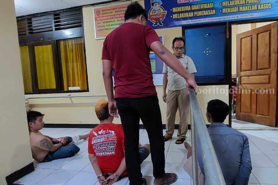 Polres Ngawi Amankan 3 Pencuri HP, Bawa Sajam saat Ditangkap Tiga orang pencuri HP yang diamankan di kantor Polres Ngawi, Selasa (23/05/2023)