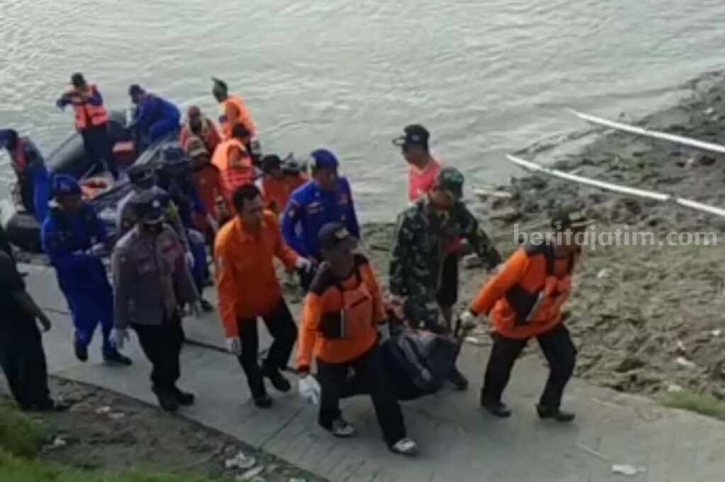 Tim SAR Gabungan saat mengevakuasi jasad korban yang menceburkan diri ke sungai di hari kedua pencarian (Foto/ist).
