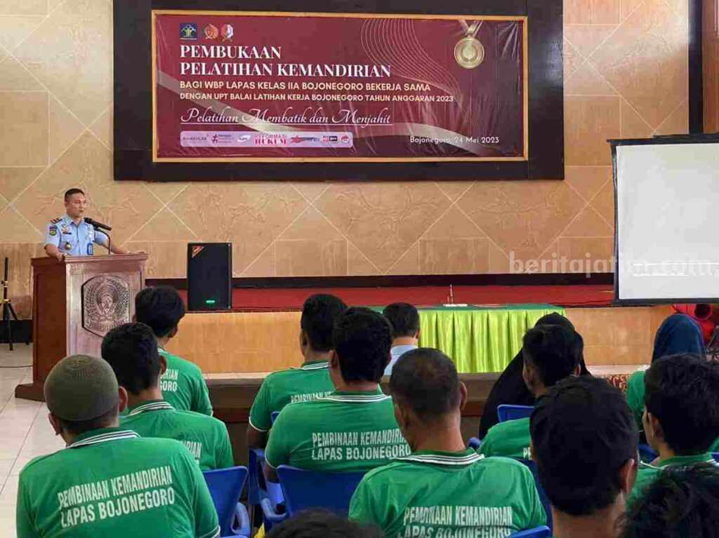 Kalapas Bojonegoro Rony Kurniawan saat memberikan sambutan dalam pembukaan pelatihan berbasis kompetensi bagi warga binaan di Lapas Kelas IIA Bojonegoro.