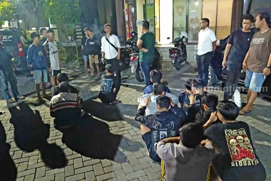 Anggota gengster gabungan diamankan dan dikumpulkan di halaman Satreskrim Polresta Sidoarjo