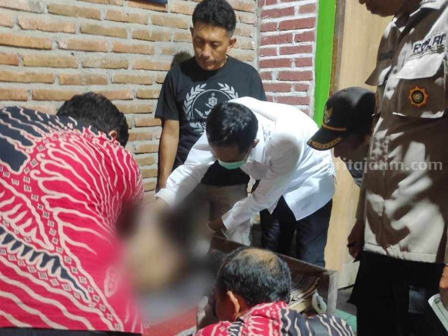 Petugas melakukan pemeriksaan terhadap jasad korban tenggelam di Bojonegoro