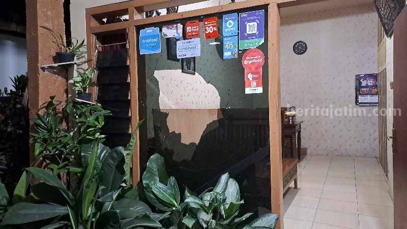 Kondisi rumah warga yang peceh usai diserang mahasiswa di Malang.