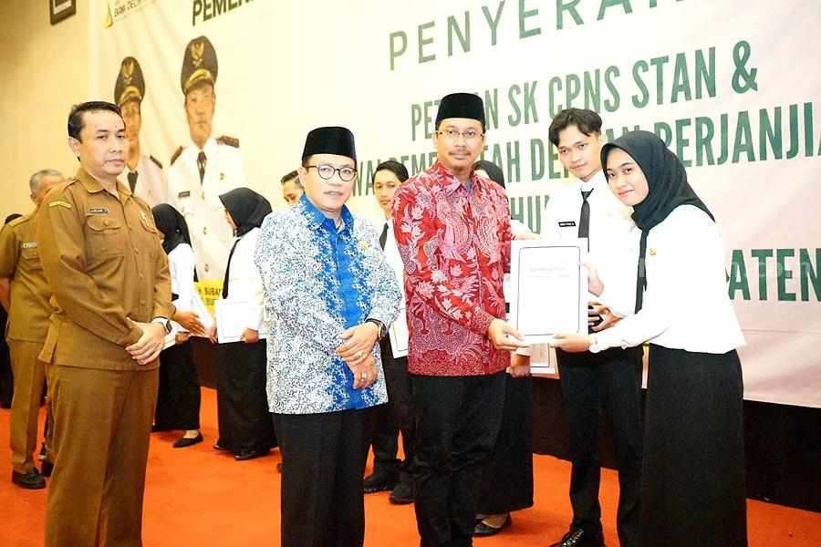 Bupati Sidoarjo Gus Muhdlor Serahkan SK 1.161 PPPK Tenaga Kesehatan Bupati Sidoarjo Gus Muhdlor menyerahkan SK kepada seorang Nakes