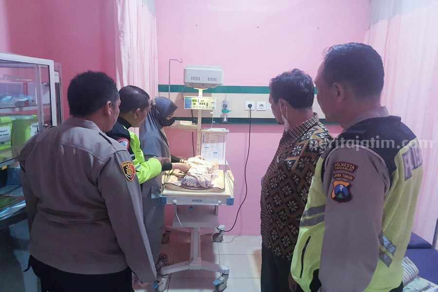 Petugas rumah sakit melakukan perawatan intensif terhadap bayi yang diketemukan depan Yayasan Sosial Sabilillah An Nahdliyah Sidoarjo