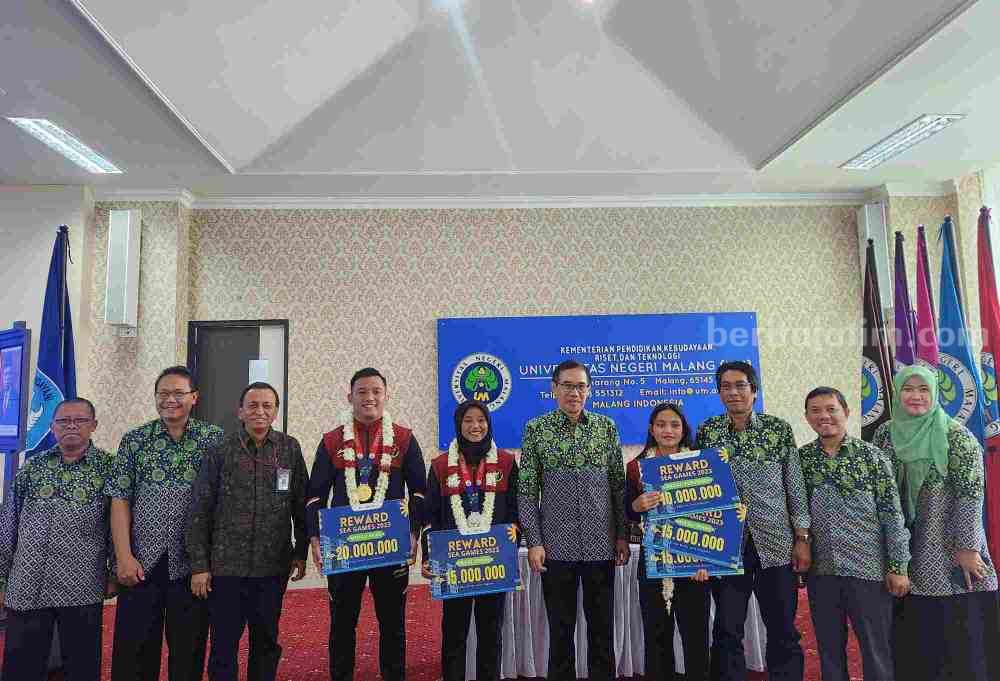 Pemberian apresiasi pada mahasiswa UM peraih medali ajang Sea Games 2023 (Foto: Dani Alifian/beritajatim.com)