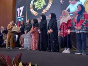 Ika Arista Mpu Keris Perempuan Sumenep Raih Jatim Inspiring Woman Award Ika Arista mpu perempuan asal Sumenep saat menerima Jatim Inspiring Woman