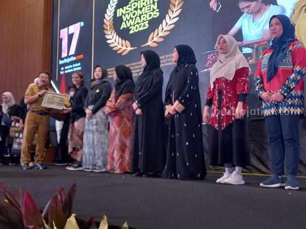 Ika Arista mpu perempuan asal Sumenep saat menerima Jatim Inspiring Woman