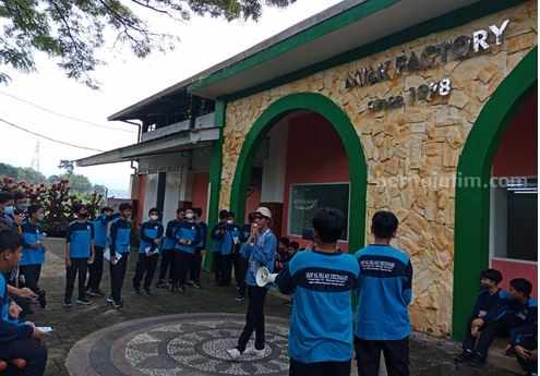 Studi literasi siswa kelas 7 SMP Al Falah Deltasari Sidoarjo di tempat Wisata Edukasi Susu Batu (WESB) dan San Terra De Laponte Pujon Malang.