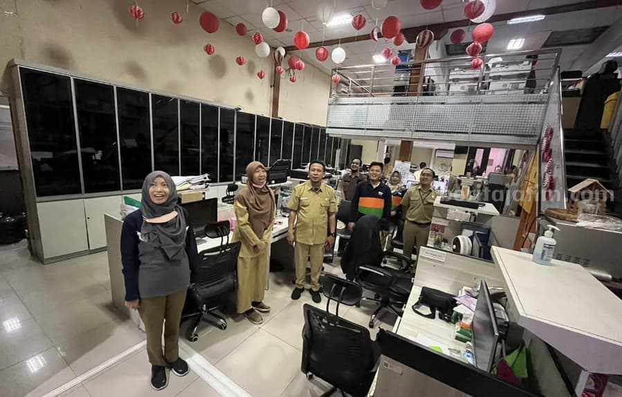 Salah satu dinas saat menyanyikan lagu nasional.