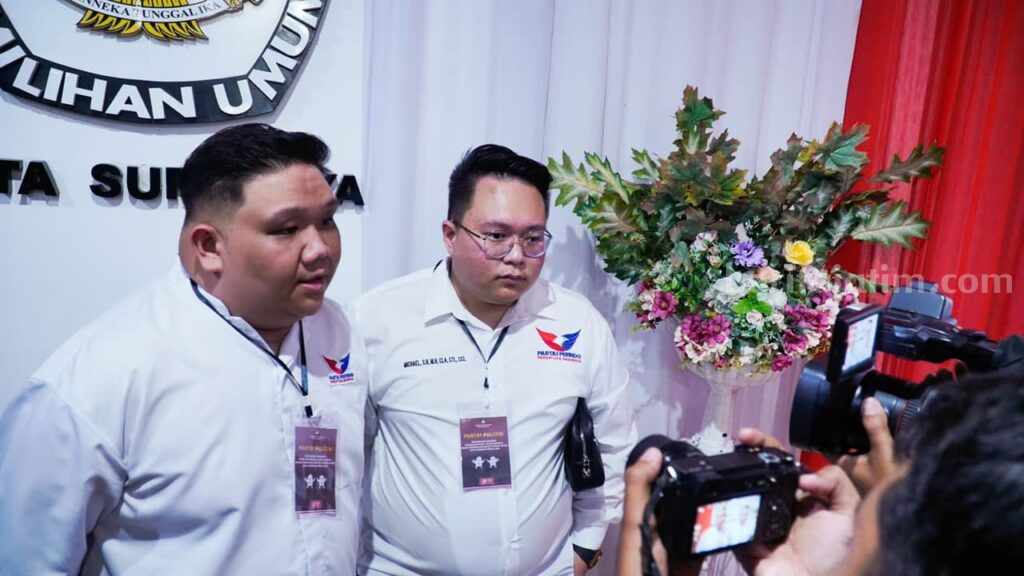 Andre Setiawan usai pendaftaran bacaleg Perindo di KPU Surabaya.