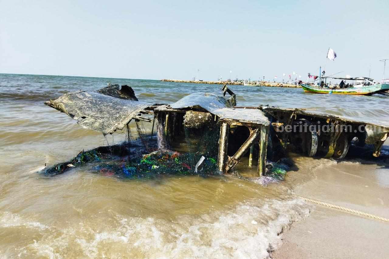 Kondisi terkini puing dari bangkai pesawat yang ditemukan oleh nelayan Desa Weru, Kecamatan Paciran, Lamongan dari dasar laut (Foto: Thoriq/beritajatim.com)