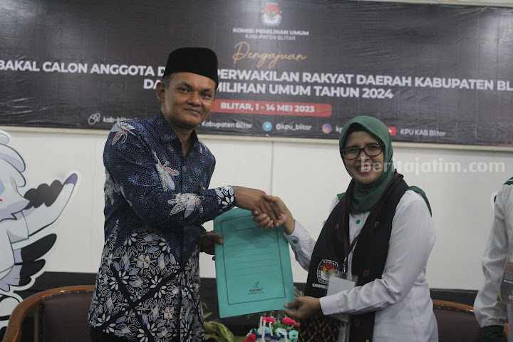 Ketua DPC PKB Kabupaten Blitar, Rini Syarifah menerima pengembalian berkas bacaleg dari Ketua KPU Kabupaten Blitar Hadi Santoso