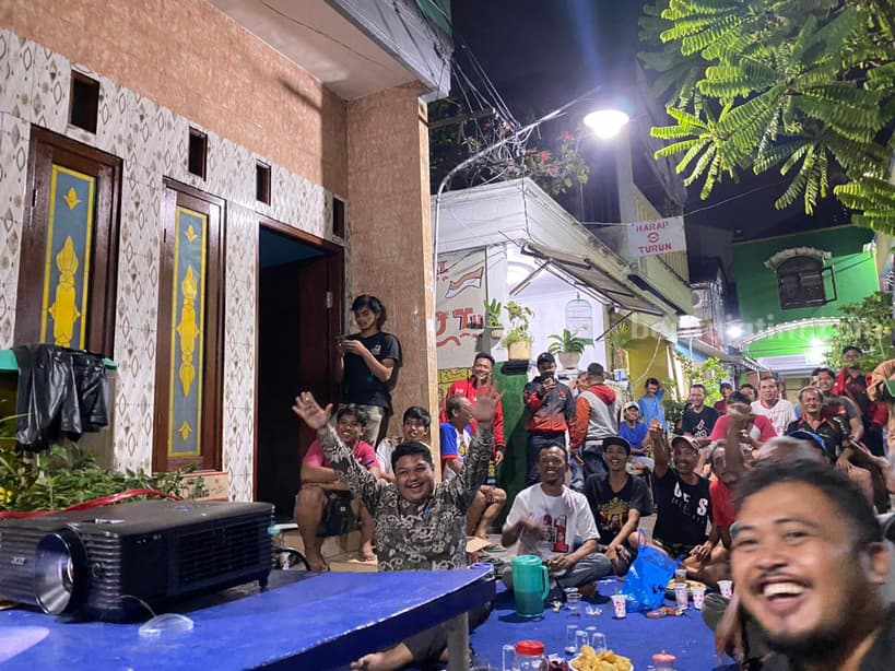 Warga Morokrembangan saat nobar bersama Achmad Hidayat.[foto/Ademasrio].