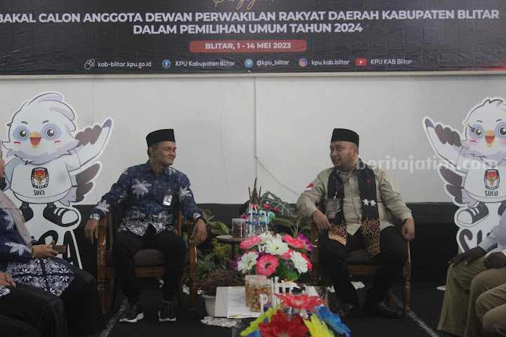 Ketua KPU Kabupaten Blitar Hadi Santoso bertemu dengan ketua DPC Gerindra Kabupaten Blitar Alvian Reza Alvisa