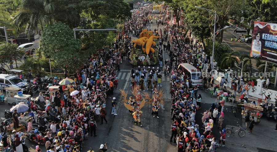 Semarak Surabaya Vaganza atau Parade Bunga dan Budaya