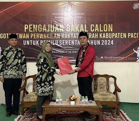 Daftarkan Bacaleg, PDIP Nilai Masyarakat Pacitan Dambakan Perubahan Plh Ketua DPC PDI Perjuangan Pacitan Deni Wicaksono saat mendaftar Bacaleg di KPU setempat.