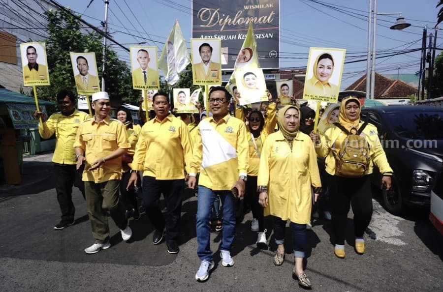 Golkar Surabaya saat mendaftarkan Bacalegnya ke KPU setempat.