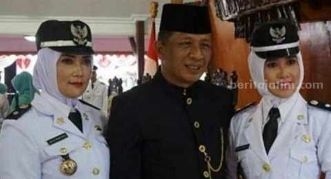 Lompat dari PDI Perjuangan, Mantan Wakil Bupati Blitar Nyaleg dari PKB Marhaenis Urip Widodo bersama kedua Istrinya.