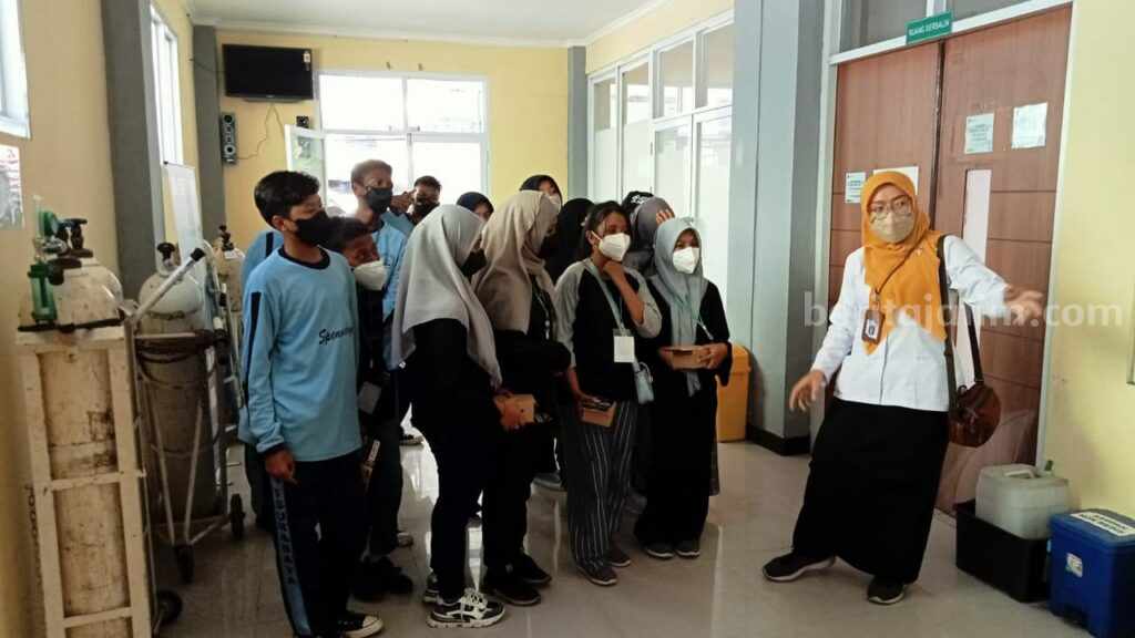 Saat kunjungan dan pemaparan peranan Puskesmas di Surabaya.