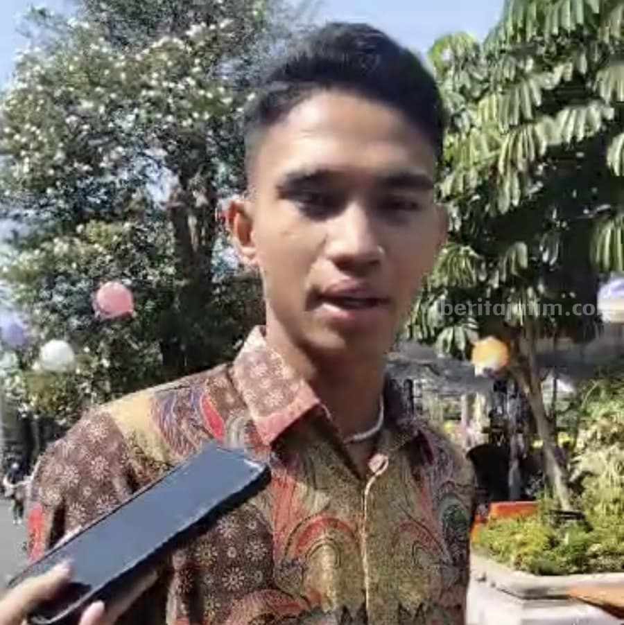 2 Pemain Timnas Asli Surabaya Dapat Piagam Penghargaan HJKS Marselino Ferdinan usai gelaran resepsi upacara peringatan HJKS ke-730 di Halaman Balai Kota Surabaya, Rabu (31/5/2023).