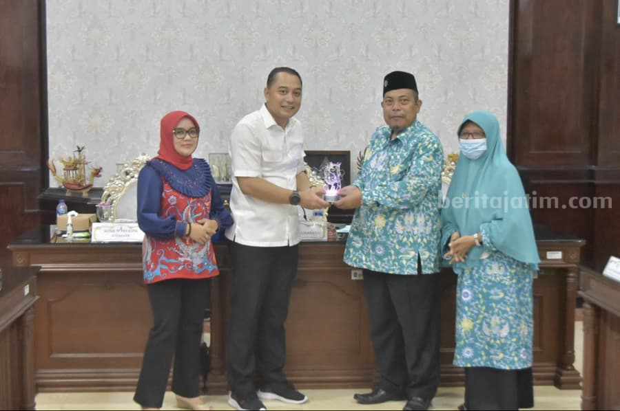 Wali Kota Surabaya Eri Cahyadi saat silaturahmi warga Muhammadiyah di ruang sidang Wali Kota Surabaya, Rabu (3/5/2023).
