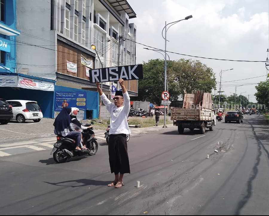 Eri Cahyadi Sebut Tak Ada Jalan Rusak Berat di Surabaya jalan rusak