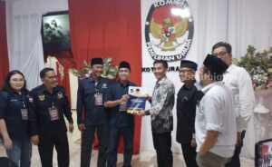 DPD NasDem Surabaya saat tiba di KPU setempat.