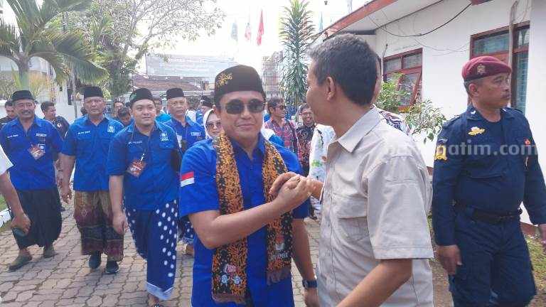 Caleg Pria PAN Kenakan Sarung Saat Daftar ke KPU Jember