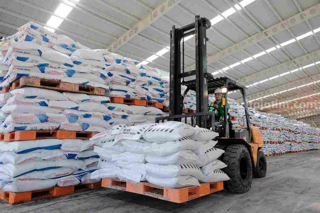 Petugas sedang mengirim pupuk bersubsidi di gudang Petrokimia Gresik ke kabupaten/kota di seluruh Jawa Timur