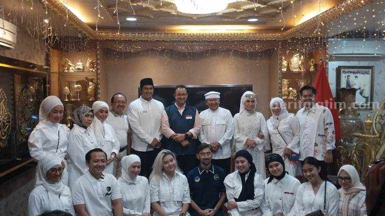 Anies Dijamu di Rumah Pribadi, Bupati Jember: Ini Silaturahmi, Bukan Politik Anies Baswedan dan Bupati Hendy Siswanto makan bersama di kediaman pribadi sang bupati, 6 Mei 2023