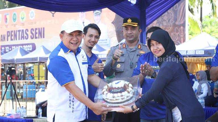 1.200 Ekor Burung Adu Berkicau di Alun-alun Jember